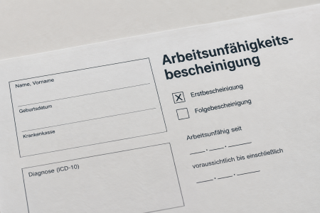 Redaktionelles Bild zum Thema: Krankmeldung nach der Kündigung: Wann Arbeitgeber die Entgeltfortzahlung prüfen sollten 